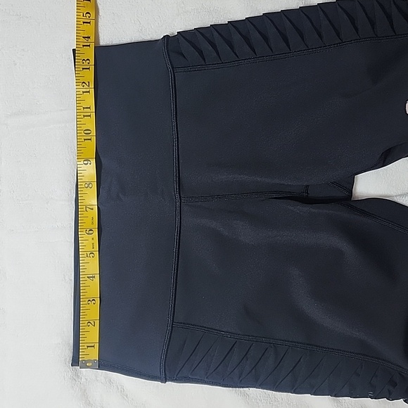 Lululemon Black Asymmetrical Crop Mesh Fabric Pleated Side Panels Size 8 - Picture 7 of 12